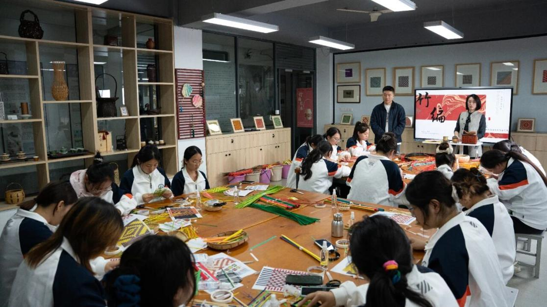 为非遗“添彩”，为青春“赋能”：江苏建院的文化育人新实践